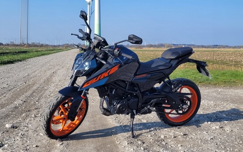 Die KTM Duke 125 der Fahrschule Rosenboom in Westerholt