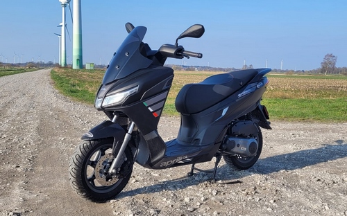 Der Roller Aprilia SXR 50 der Fahrschule Rosenboom in Westerholt