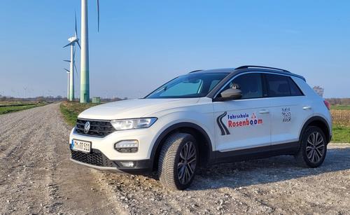 Der Volkswagen T-Roc der Fahrschule Rosenboom in Westerholt